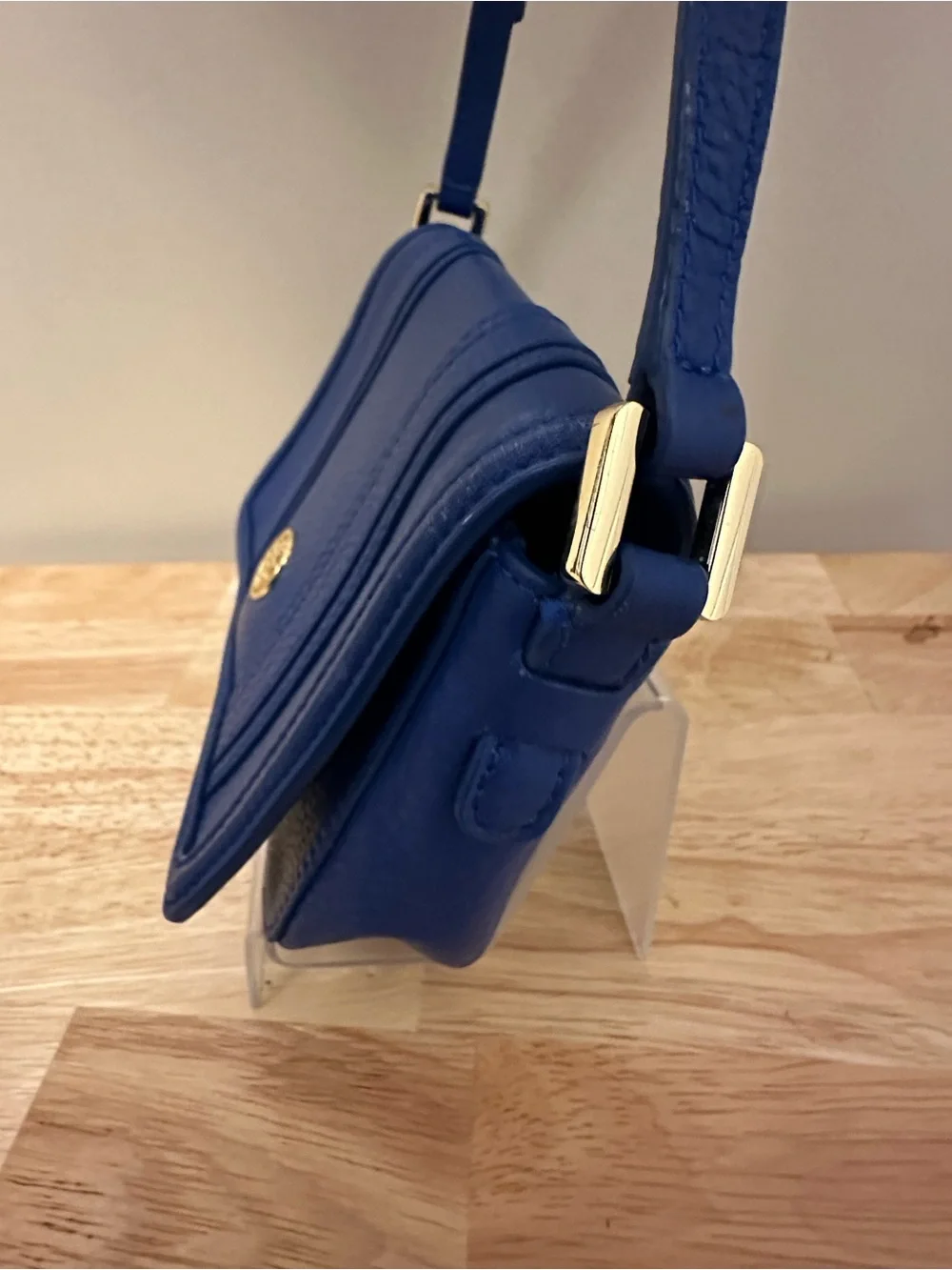 Tory Burch EUC Cobalt Pebbled Leather Crossbody with Gold Logo